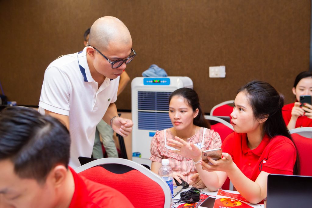 Lê Hải Linh đang tranning cho các học viên tại Lớp học