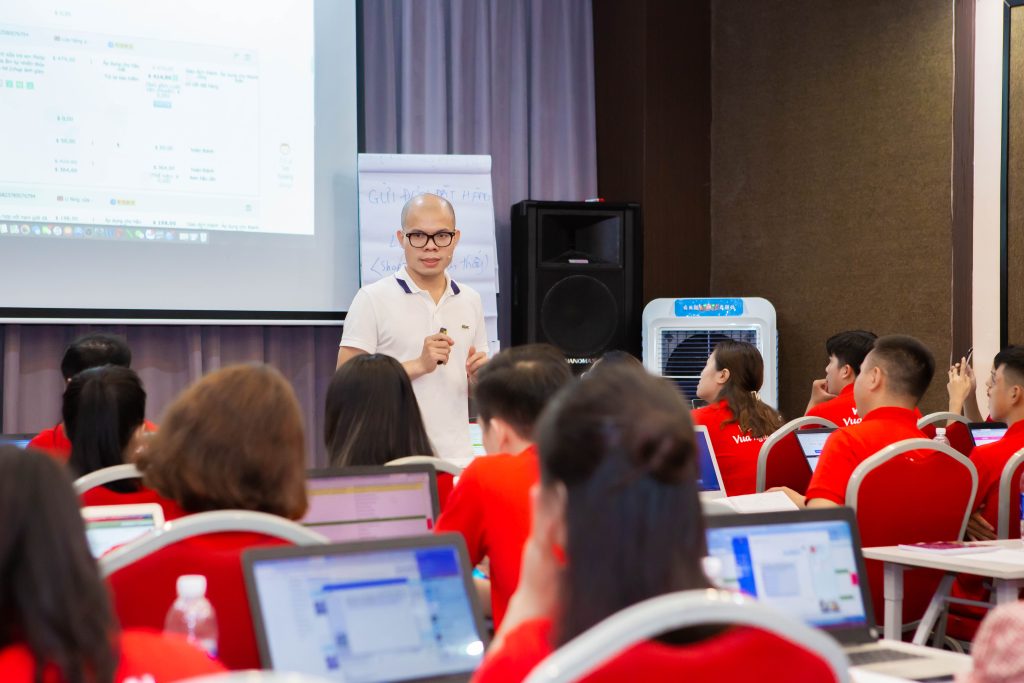 Lê Hải Linh tại buổi tranning cho các học viên