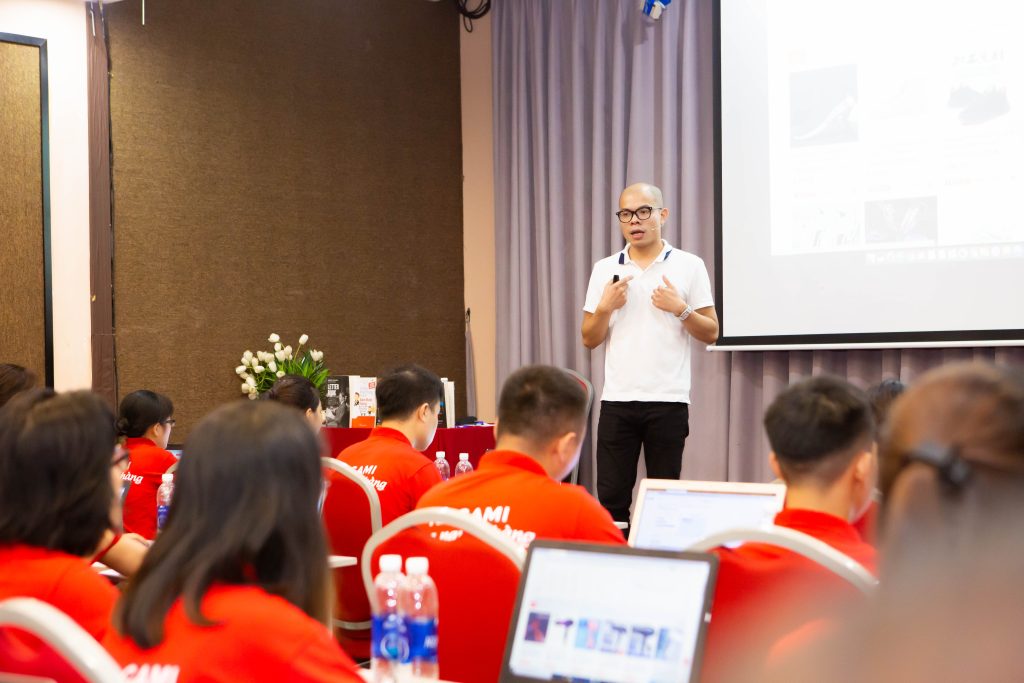 Lê Hải Linh đang đào tạo cho các học viên
