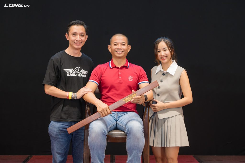 Chuyên gia Thái Thượng Hoàng Huynh cùng vợ chụp ảnh cùng Thầy Phạm Thành Long
