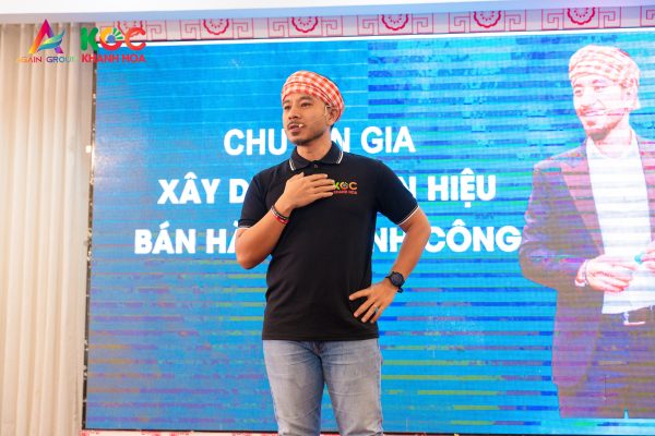Khám phá bí quyết làm video triệu view, livestream bán hàng hiệu quả, và xây dựng thương hiệu online thành công.