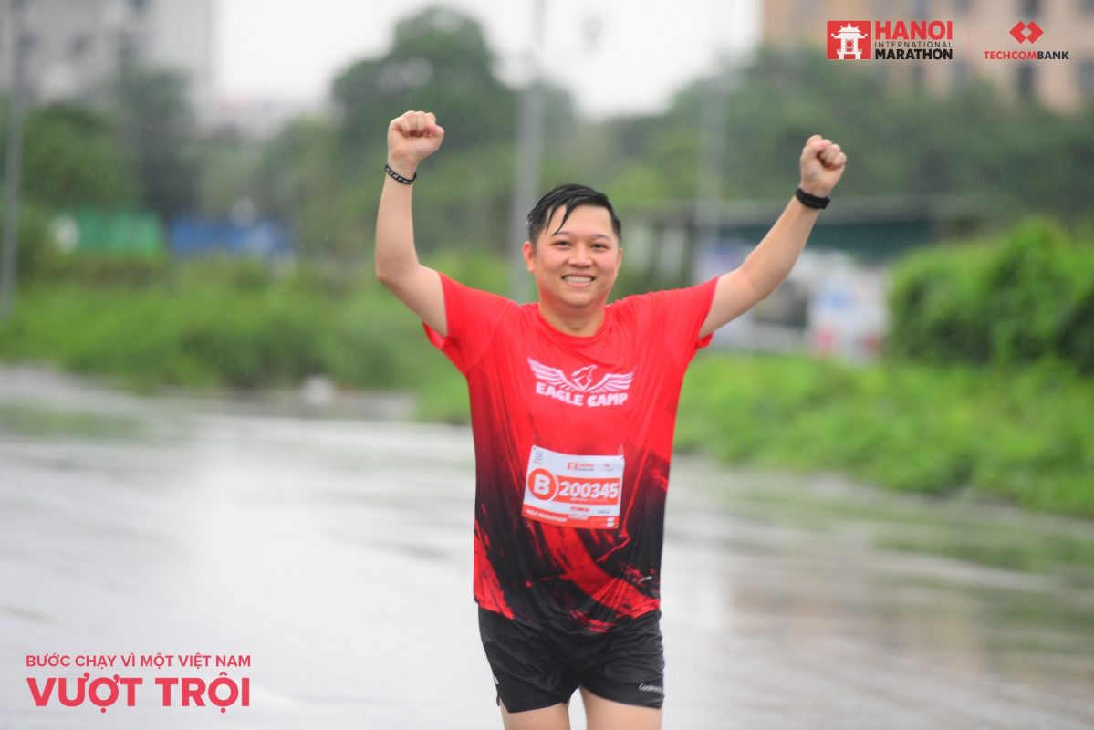 Nguyễn Hoàng Hưng tham gia một giải chạy bộ Marathon