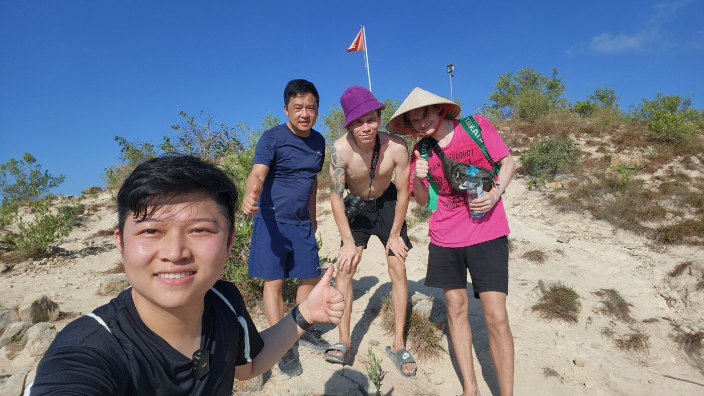 Nguyễn Hoàng Hưng trong một hoạt động leo núi cũng những người bạn của mình