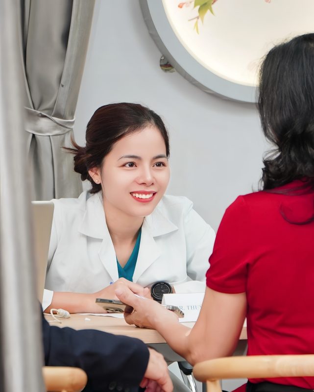 Bác sĩ Thuỳ Dung đang chia sẻ cho bệnh nhân của mình cách bảo vệ xương khớp